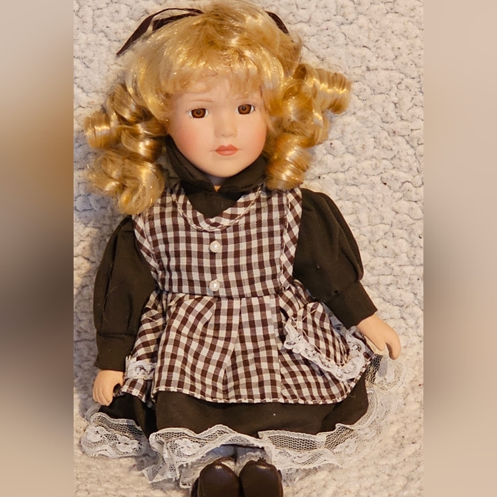 Wyndham Lane Heidi and Eric Doll Set